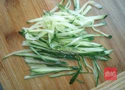 黄瓜拌海蜇皮的做法图解3