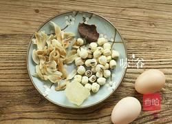 莲子百合鸡蛋糖水的做法图解1