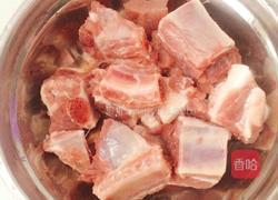 红萝卜玉米猪骨汤的做法图解1