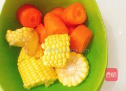 红萝卜玉米猪骨汤的做法图解2