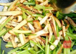 西芹香干炒笋丝的做法图解7