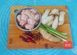红烧肉炖蘑菇的做法图解1
