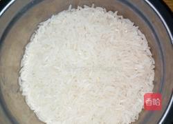 红枣桂圆鲜菇粥的做法图解1