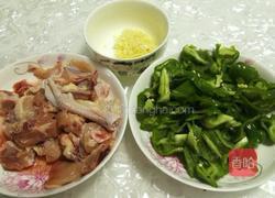青椒童子鸡的做法图解1