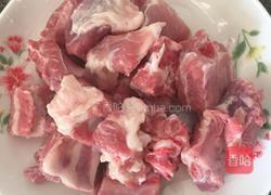 红萝卜烧排骨的做法图解1