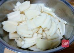 腊肉炖土豆的做法图解1