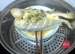 酸菜蒸黄鱼的做法图解4