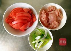 番茄炒猪肉的做法图解1