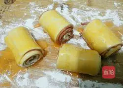 Illustration of how to make bacon rolls 6