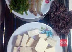 豆腐海藻鲜虾汤的做法图解1