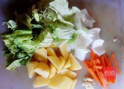 白菜炖土豆的做法图解1