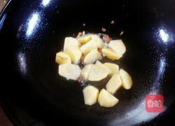 白菜炖土豆的做法图解2