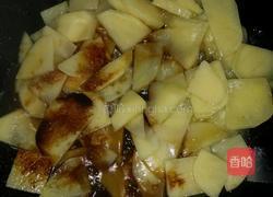 土豆烩火腿肠的做法图解3