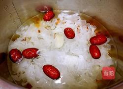 桃胶皂角米炖银耳的做法图解5