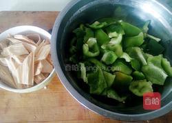 青椒炒腐竹的做法图解1