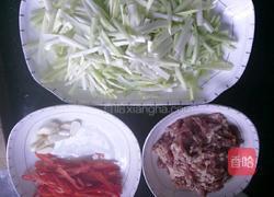 韭黄炒肉的做法图解1