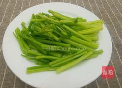 胡萝卜炒香芹的做法图解2