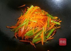 胡萝卜炒香芹的做法图解7