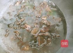 凉拌洋葱木耳的做法图解2