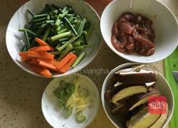 蒜苔香菇炒肉的做法图解1