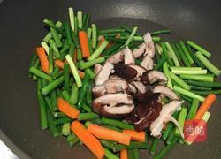 蒜苔香菇炒肉的做法图解6