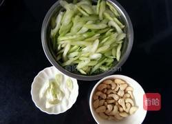 腰果炒芹菜的做法图解3
