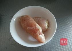 胡萝卜烧鸡肉的做法图解1