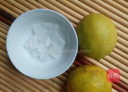 冰糖炖柠檬的做法图解1