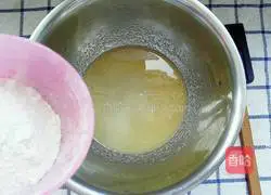 Illustration of making Northeastern old-fashioned biscuits 3