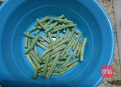 肉丝炒豆角的做法图解1