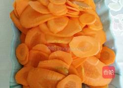 胡萝卜炒肉的做法图解1