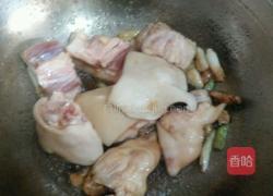 猪蹄焖花生的做法图解6