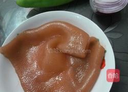 青椒炒肉皮的做法图解1
