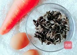 胡萝卜木耳炒鸡蛋的做法图解1