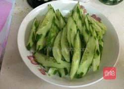瘦肉炒青瓜的做法图解1