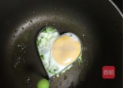 青菜爱心煎蛋的做法图解3