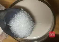 Illustration of how to make original pearl milk tea 5