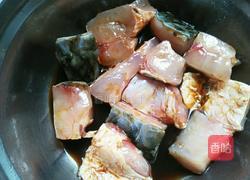 辣子鱼块的做法图解1