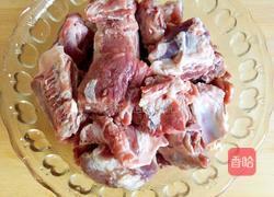 骨头炖酸菜的做法图解1