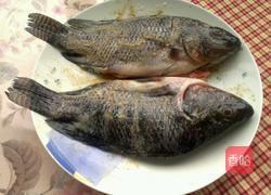 香煎鲫鱼的做法图解1