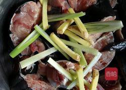酸菜鲶鱼的做法图解1