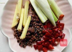 酸菜鲶鱼的做法图解3