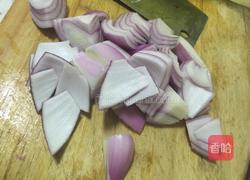 洋葱炒烧肉的做法图解1