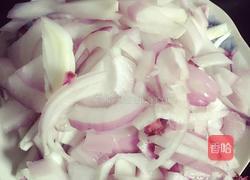 洋葱炒青椒的做法图解1