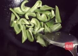 洋葱炒青椒的做法图解3