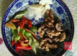 黑木耳拌核桃仁的做法图解2