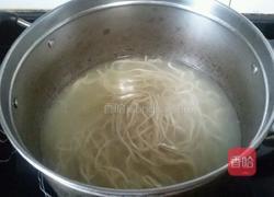 老干妈鸡蛋炒面的做法图解1