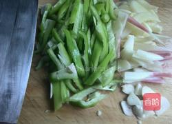 青椒炒鸭肉的做法图解2