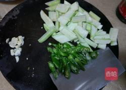 青椒炒丝瓜的做法图解2