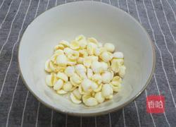 红枣莲子百合汤的做法图解3